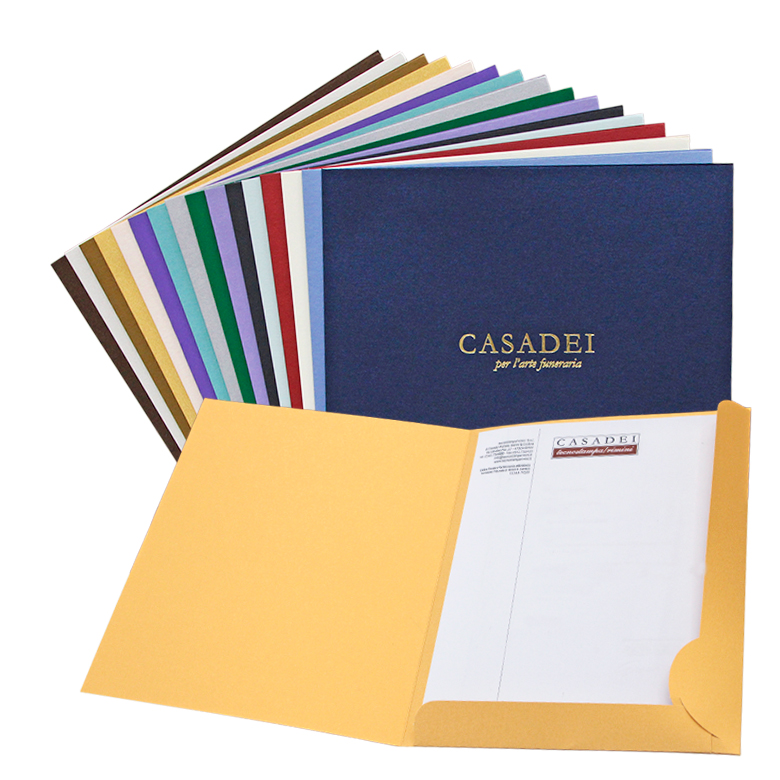Cartellina in pregiato cartone perlescente con due lembi da 3 cm