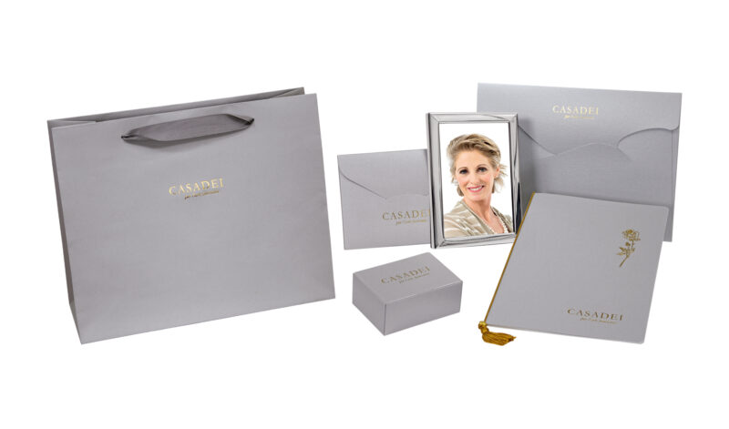 Coordinato fine cerimonia argento con elegante borsa