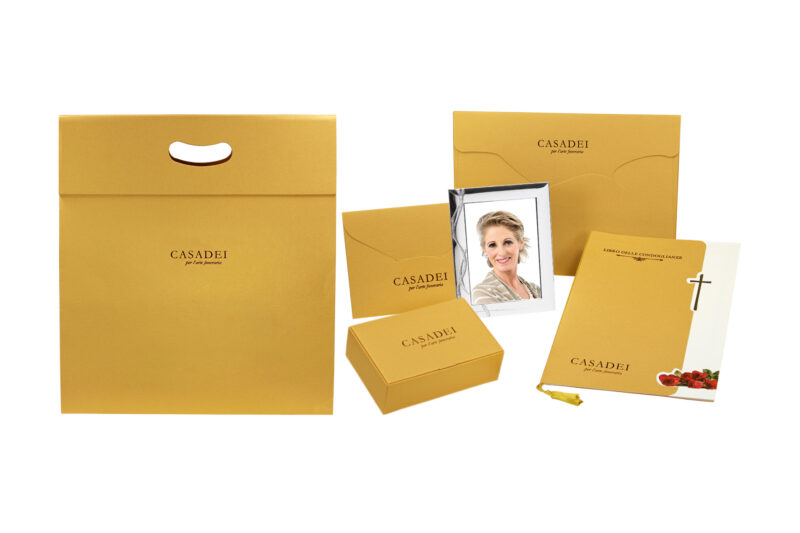 Coordinato fine cerimonia oro con borsa bauletto