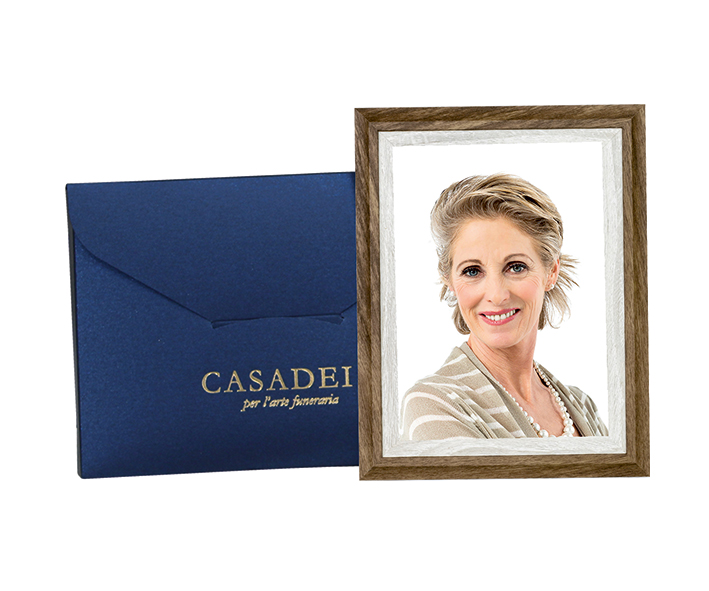 Cornice in legno colore marrone e bianco con scatola personalizzata in pregiato cartone