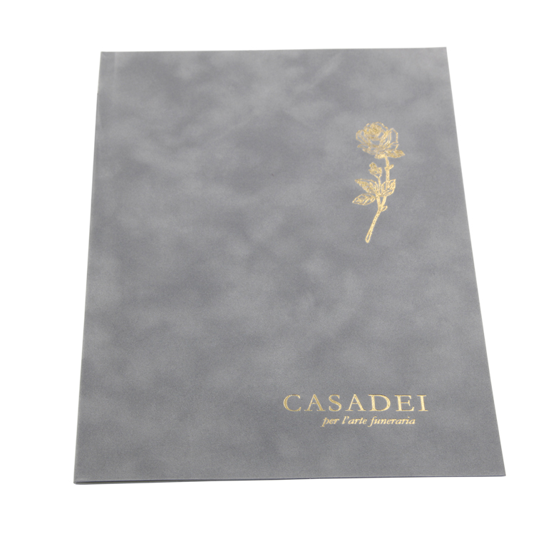 Libri delle condoglianze in simil suede grigio, interno composto da una pagina “In memoria” e otto pagine per le firme in carta avoriata. Rilegato con punto metallico. 21x29,7 cm.