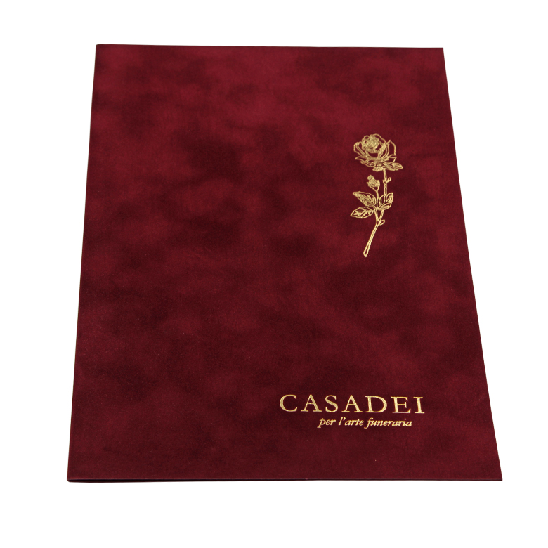 Libri delle condoglianze in simil suede bordeaux, interno composto da una pagina “In memoria” e otto pagine per le firme in carta avoriata. Rilegato con punto metallico. 21x29,7 cm.