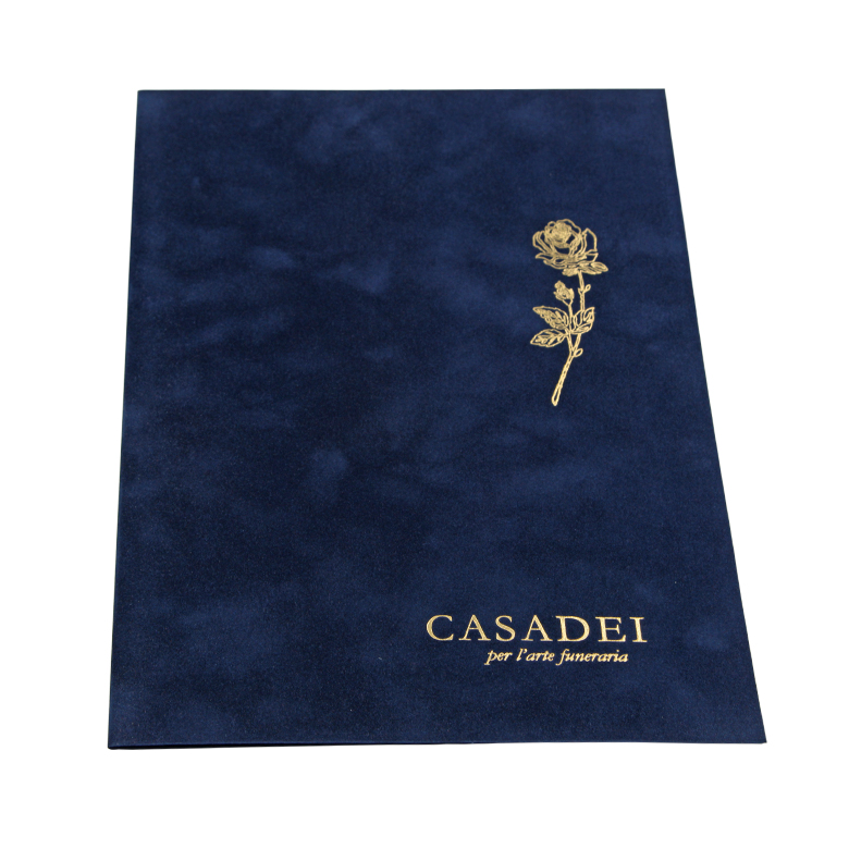 Libri delle condoglianze in simil suede blu, interno composto da una pagina “In memoria” e otto pagine per le firme in carta avoriata. Rilegato con punto metallico. 21x29,7 cm.