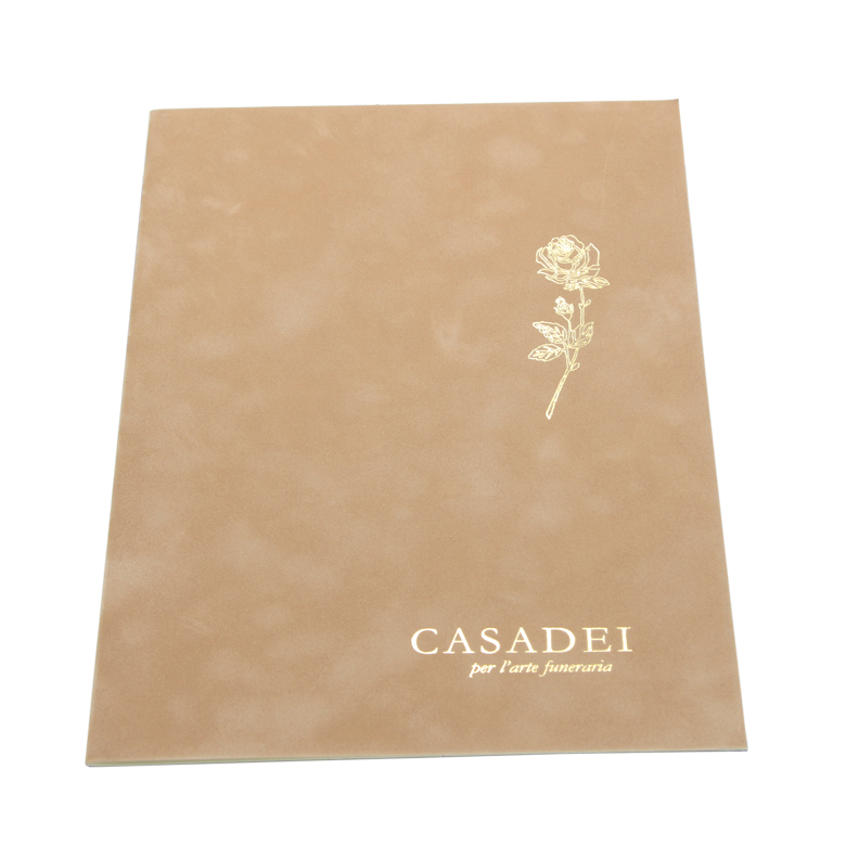 Libri delle condoglianze in simil suede avorio, interno composto da una pagina “In memoria” e otto pagine per le firme in carta avoriata. Rilegato con punto metallico. 21x29,7 cm.