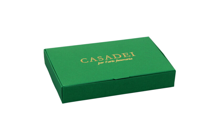 Cofanetto in cartone verde 10x7x2,5 cm.