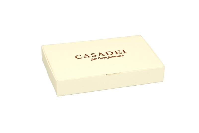 Cofanetto in cartone avorio 10x7x2,5 cm.