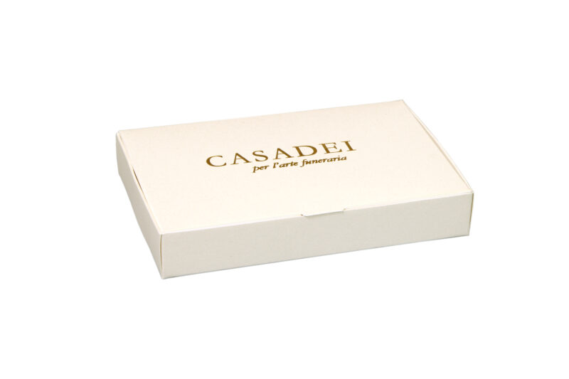Cofanetto in cartone dorè 10x7x2,5 cm.