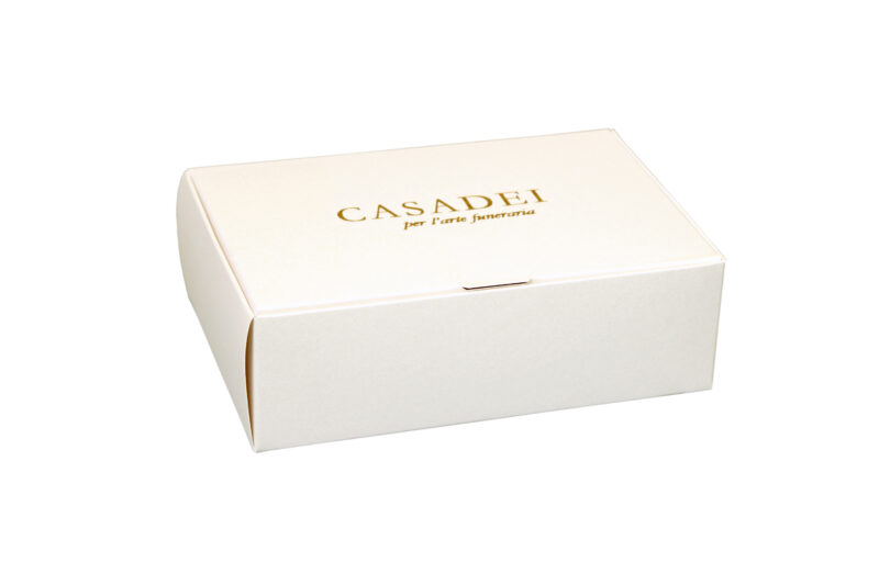 Cofanetto in cartone dorè 10x7x5 cm.