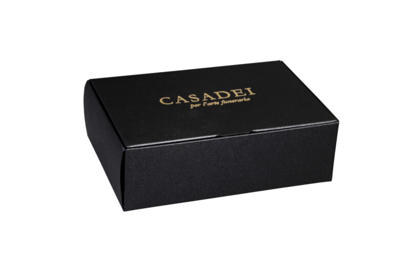 Cofanetto in cartone nero 10x7x5 cm.