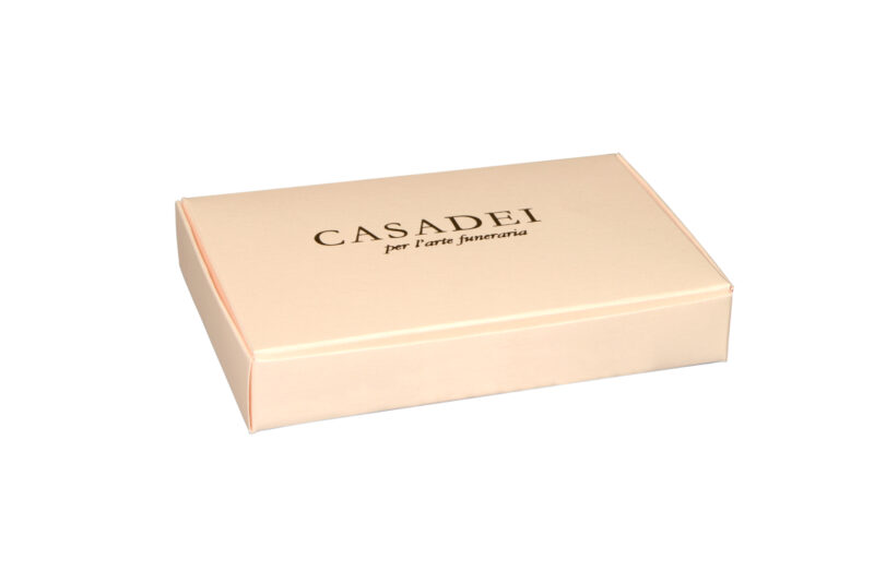 Cofanetto in cartone rosa 10x7x2,5 cm.
