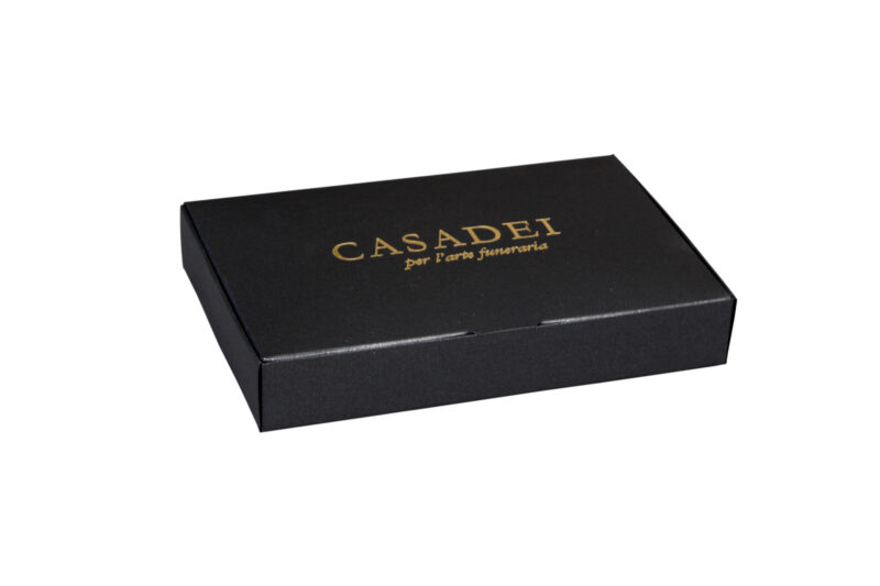 Cofanetto in cartone nero 10x7x2,5 cm.