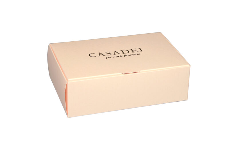 Cofanetto in cartone rosa 10x7x5 cm.