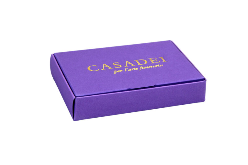 Cofanetto in cartone viola 10x7x2,5 cm.