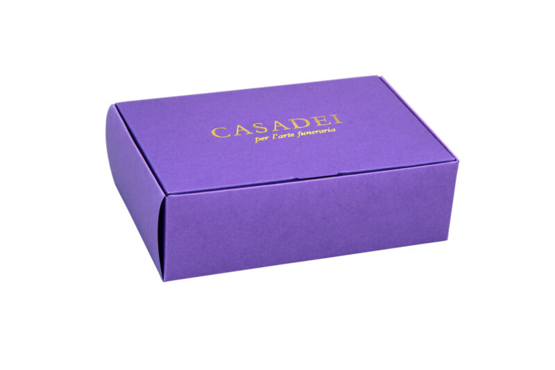 Cofanetto in cartone viola 10x7x5 cm.