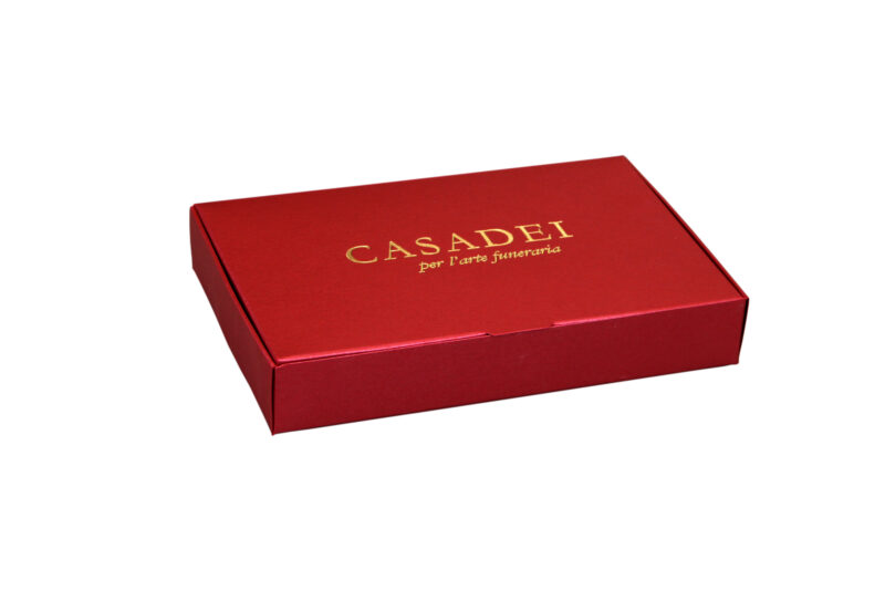 Cofanetto in cartone bordeaux 10x7x2,5 cm.