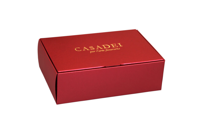 Cofanetto in cartone bordeaux 10x7x5 cm.