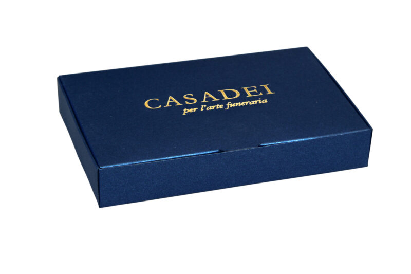 Cofanetto in cartone blu 11,5x8,5x2,5 cm.
