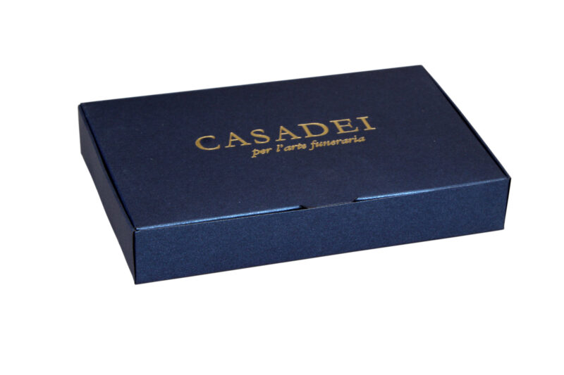 Cofanetto in cartone blu 11,5x8,5x2,5 cm.
