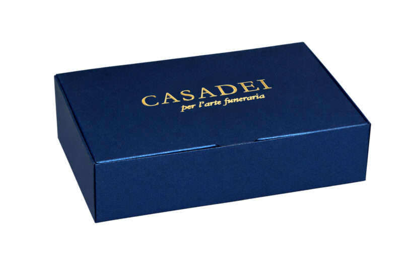 Cofanetto in cartone blu 11,5x8,5x5 cm.