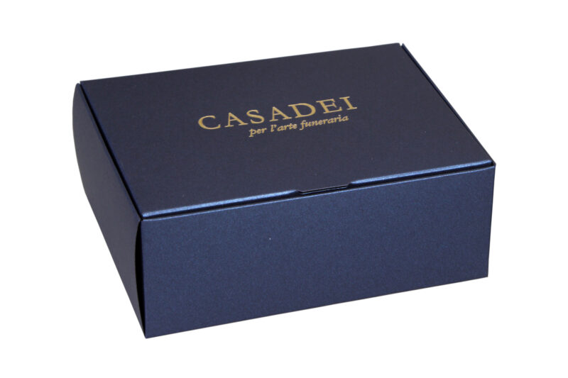 Cofanetto in cartone blu 11,5x8,5x5 cm.