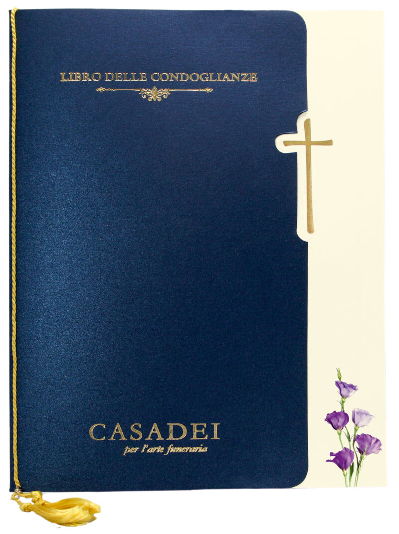 Libro delle condoglianze con copertina sagomata immagine Croce e fiori in cartone blu, interno composto da una pagina "In memoria" e otto pagine per le firme in carta avorio, rilegato con cordoncino e nappa. 21x29,7 cm.