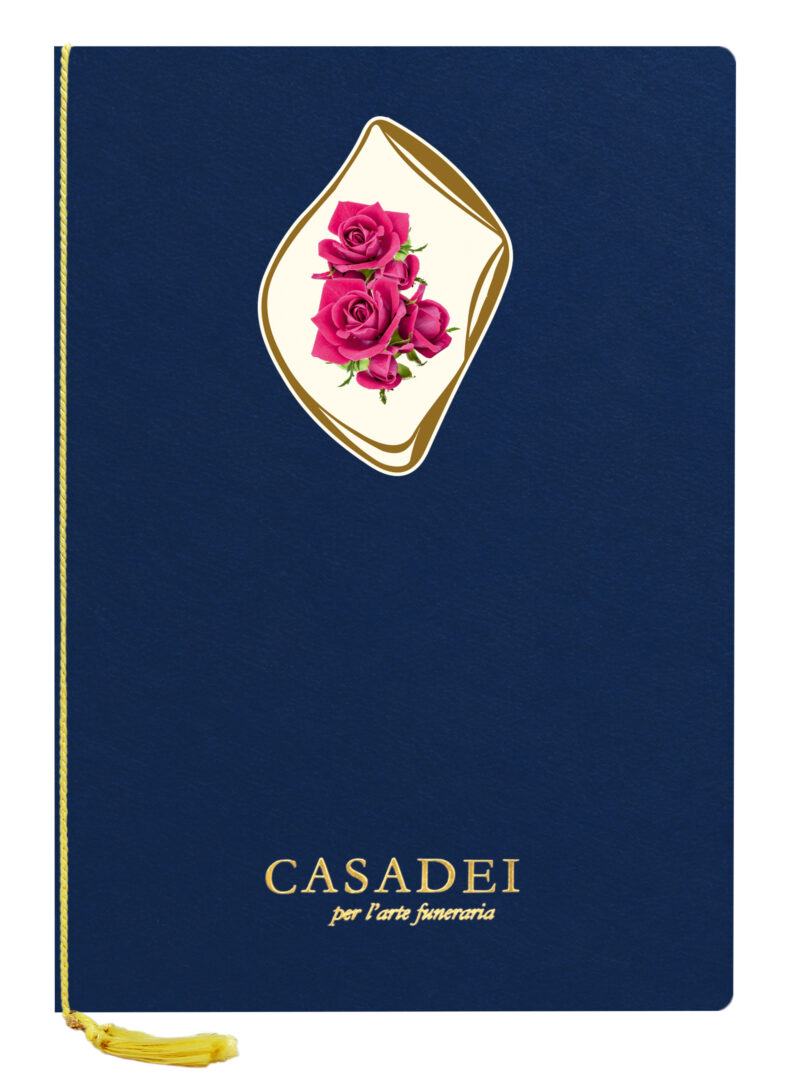 Libro delle condoglianze con copertina sagomata ovale immagine Croce e rose in cartone blu, interno composto da una pagina "In memoria" e otto pagine per le firme in carta avorio, rilegato con cordoncino e nappa. 21x29,7 cm.