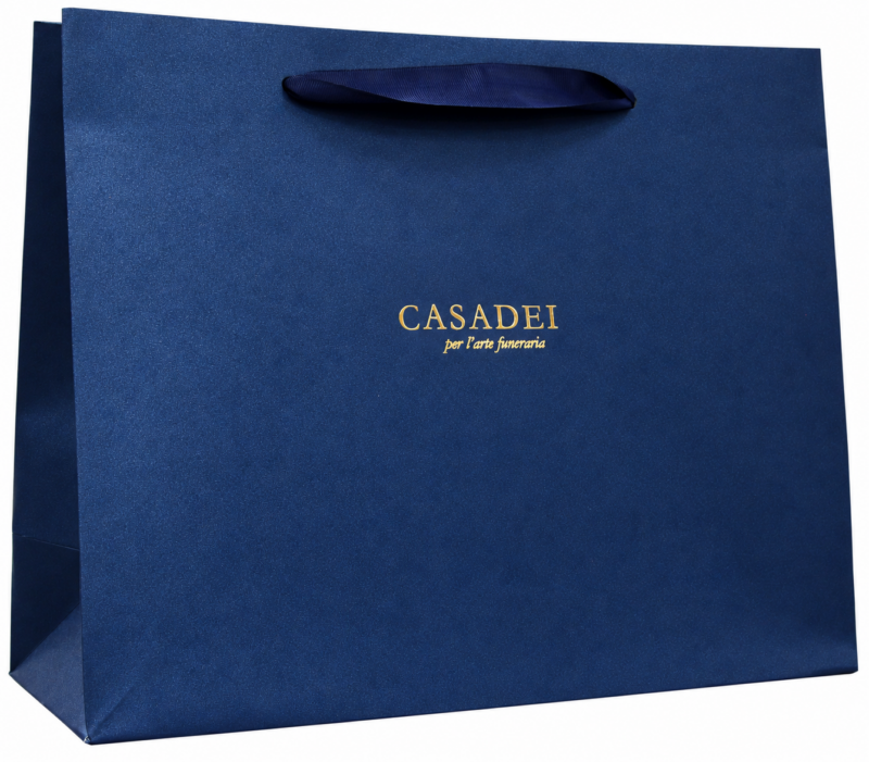 Borsa in carta blu 160 gr. con manico in gross-grain, dimensione 35x12x31 cm.