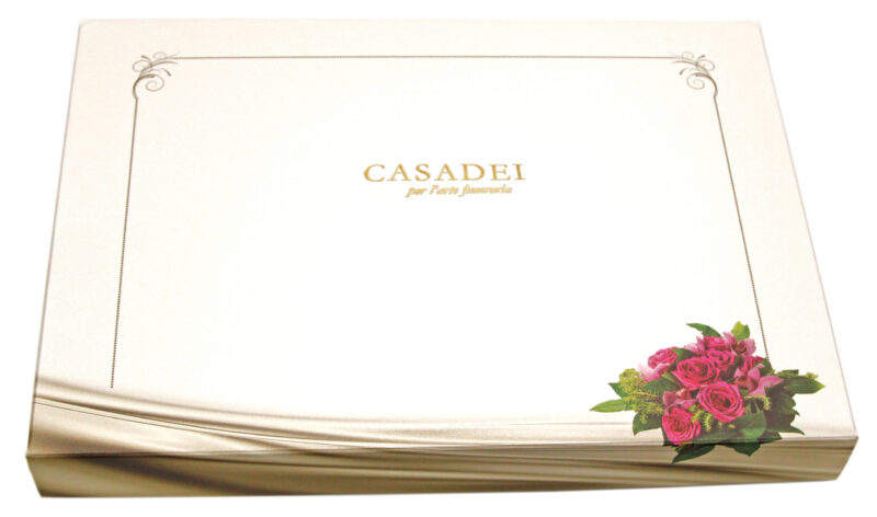 Cofanetto in pregiato cartone perlescente dorè 34x24x3,5 cm. - immagine rose rosse