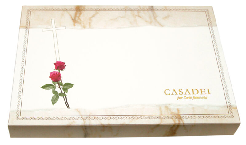 Cofanetto in pregiato cartone perlescente dorè 34x24x3,5 cm. - immagine Croce e rosa