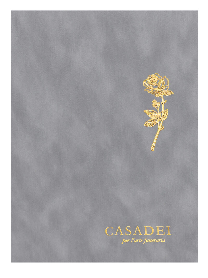 Libri delle condoglianze in simil suede grigio, interno composto da una pagina “In memoria” e otto pagine per le firme in carta avoriata. Rilegato con punto metallico. 21x29,7 cm.