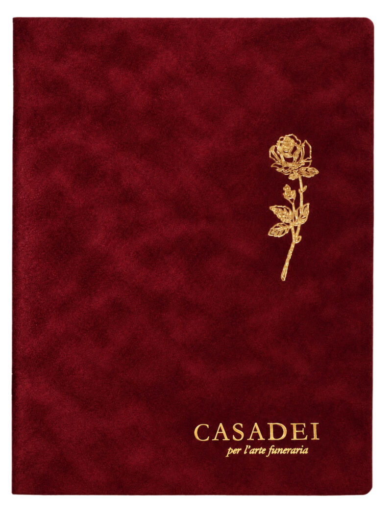 Libri delle condoglianze in simil suede bordeaux, interno composto da una pagina “In memoria” e otto pagine per le firme in carta avoriata. Rilegato con punto metallico. 21x29,7 cm.