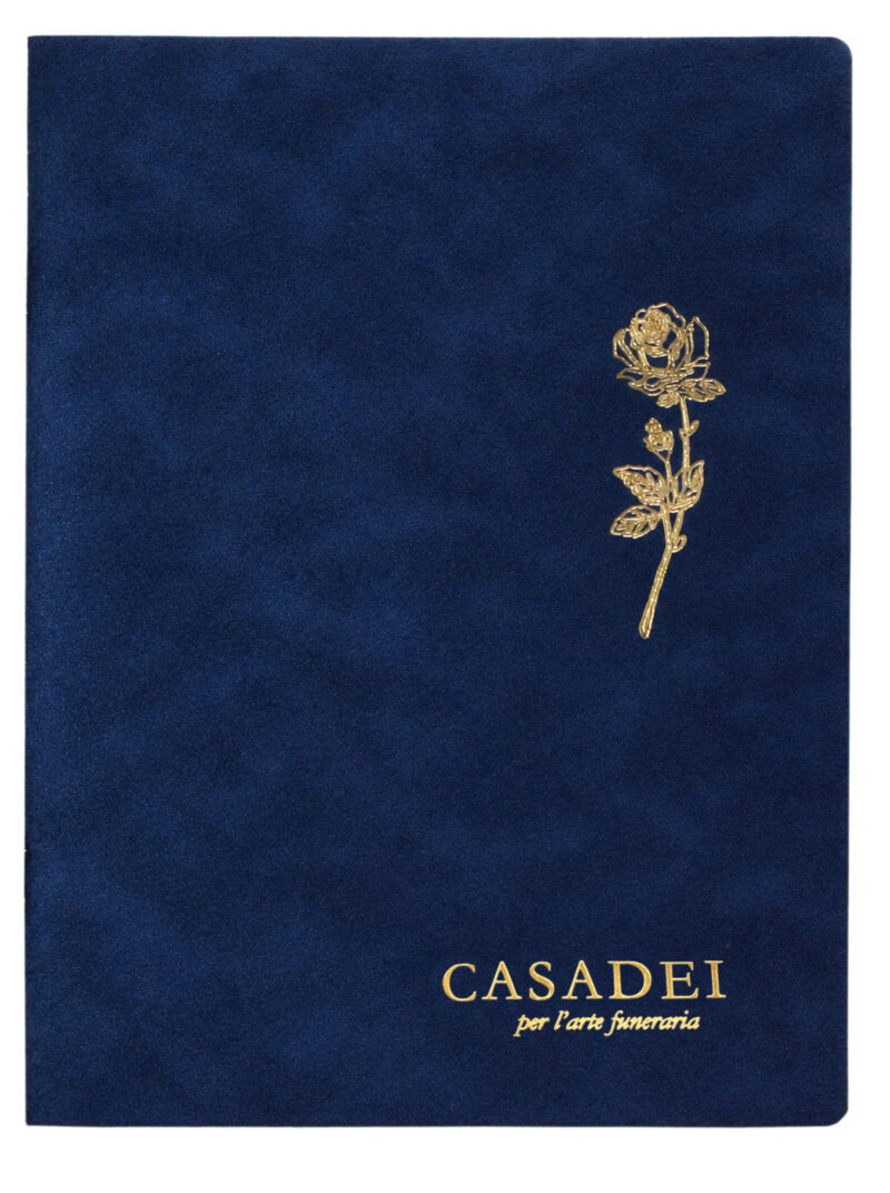 Libri delle condoglianze in simil suede blu, interno composto da una pagina “In memoria” e otto pagine per le firme in carta avoriata. Rilegato con punto metallico. 21x29,7 cm.