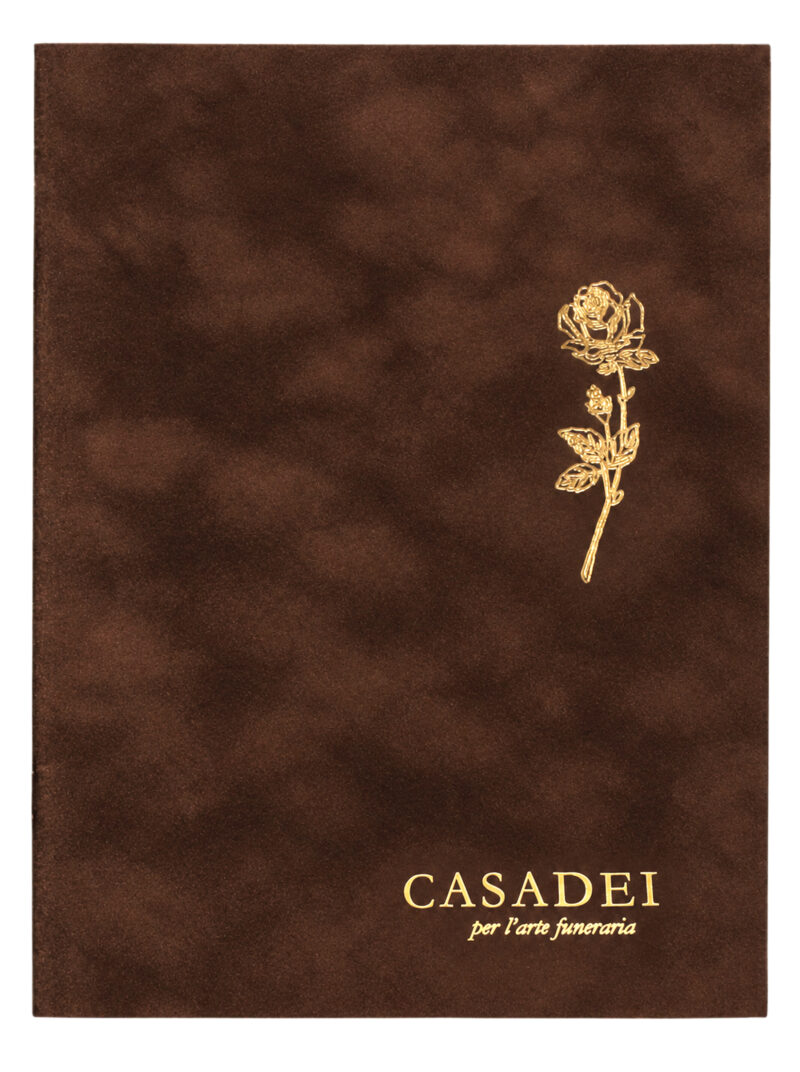 Libri delle condoglianze in simil suede bronzo, interno composto da una pagina “In memoria” e otto pagine per le firme in carta avoriata. Rilegato con punto metallico. 21x29,7 cm.