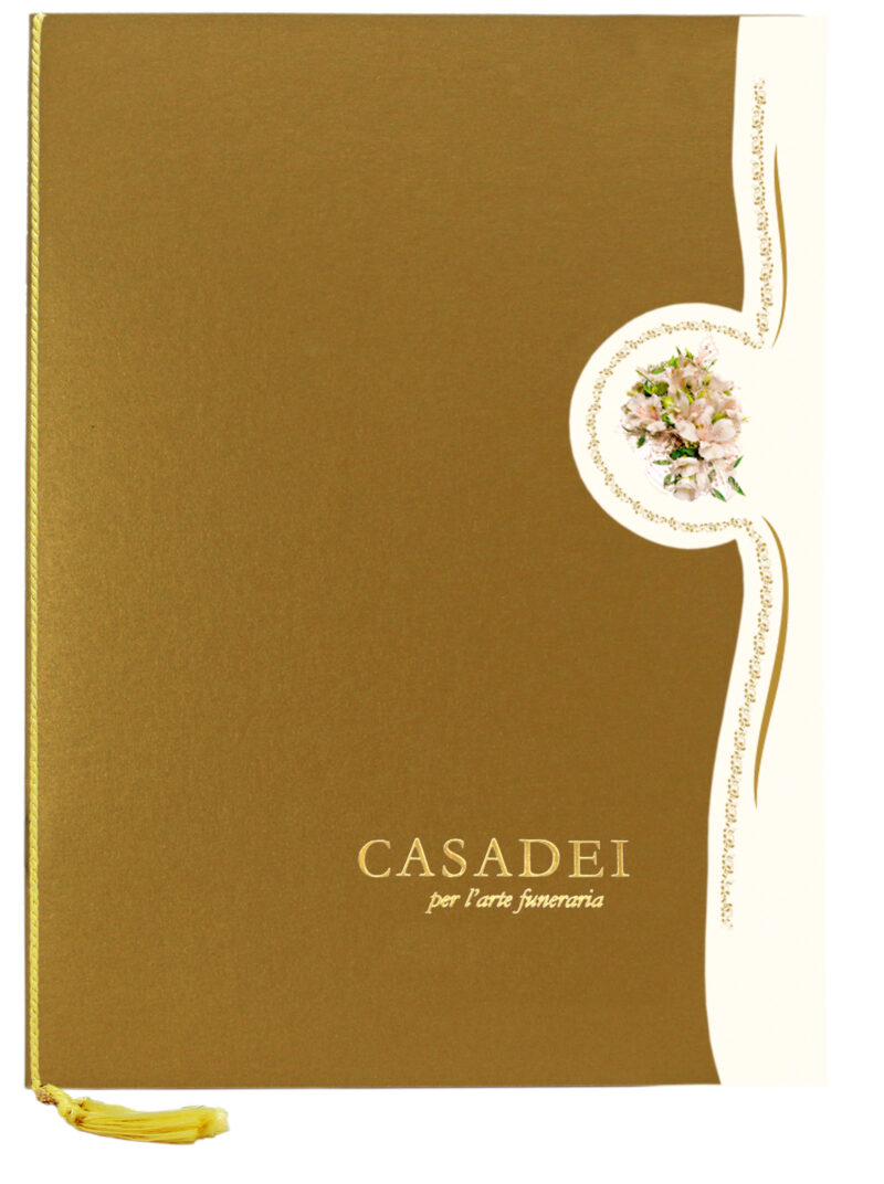 Libro delle condoglianze con copertina fustellata in cartone gold antico, interno composto da una pagina "In memoria" e otto pagine per le firme in carta avorio, rilegato con cordoncino e nappa. 21x29,7 cm.