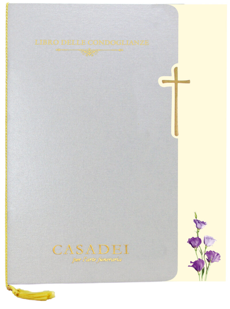 Libro delle condoglianze con copertina sagomata immagine Croce e fiori in cartone argento, interno composto da una pagina "In memoria" e otto pagine per le firme in carta avorio, rilegato con cordoncino e nappa. 21x29,7 cm.