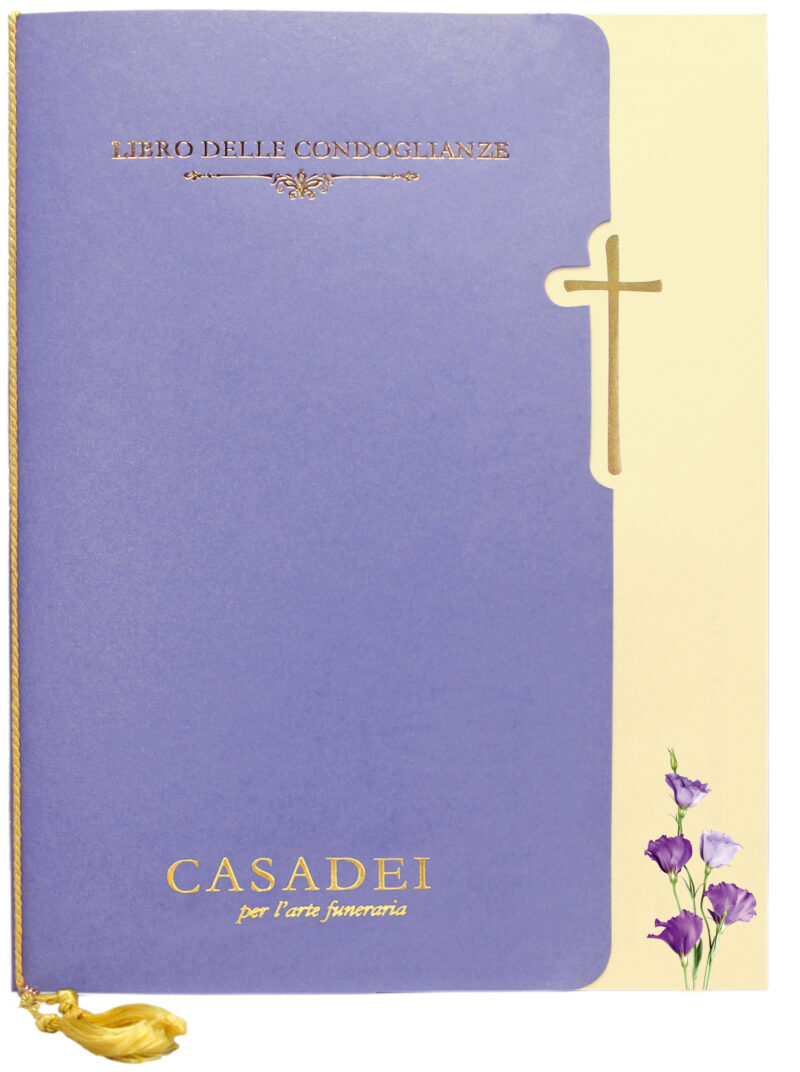Libro delle condoglianze con copertina sagomata immagine Croce e fiori in cartone lilla, interno composto da una pagina "In memoria" e otto pagine per le firme in carta avorio, rilegato con cordoncino e nappa. 21x29,7 cm.
