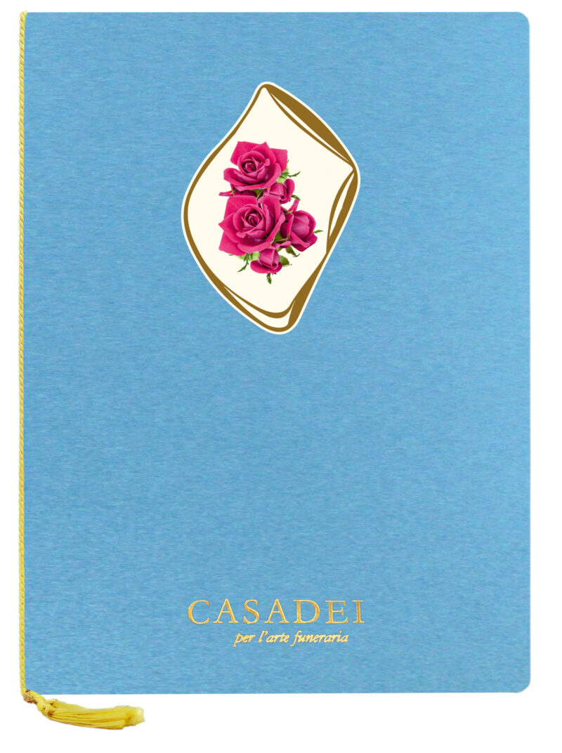 Libro delle condoglianze con copertina sagomata ovale immagine Croce e rose in cartone azzurro, interno composto da una pagina "In memoria" e otto pagine per le firme in carta avorio, rilegato con cordoncino e nappa. 21x29,7 cm.