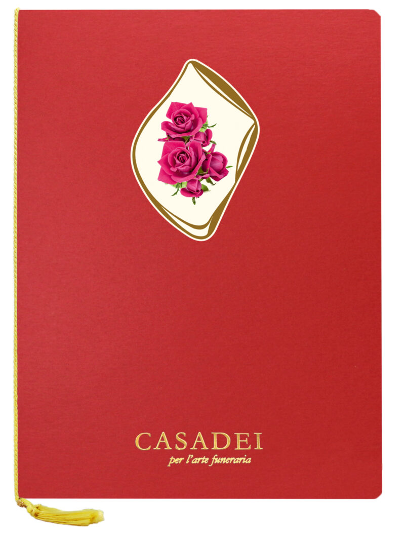 Libro delle condoglianze con copertina sagomata ovale immagine Croce e rose in cartone bordeaux, interno composto da una pagina "In memoria" e otto pagine per le firme in carta avorio, rilegato con cordoncino e nappa. 21x29,7 cm.