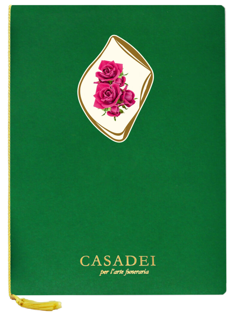 Libro delle condoglianze con copertina sagomata ovale immagine Croce e rose in cartone verde, interno composto da una pagina "In memoria" e otto pagine per le firme in carta avorio, rilegato con cordoncino e nappa. 21x29,7 cm.