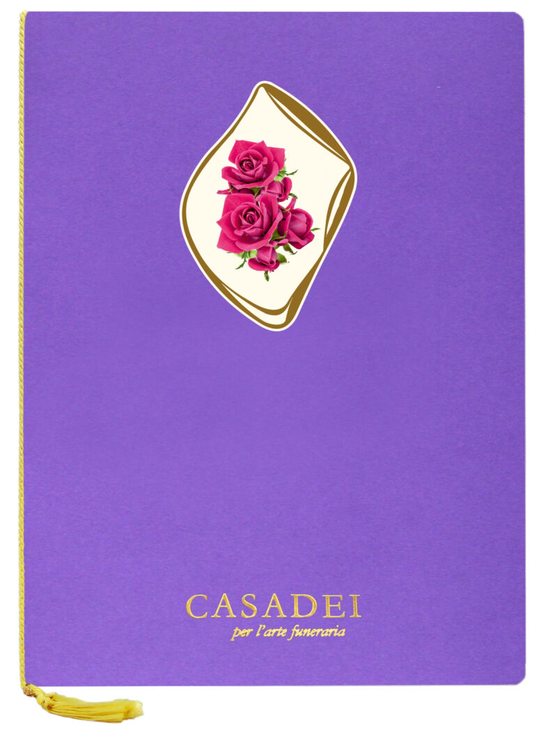Libro delle condoglianze con copertina sagomata ovale immagine Croce e rose in cartone viola, interno composto da una pagina "In memoria" e otto pagine per le firme in carta avorio, rilegato con cordoncino e nappa. 21x29,7 cm.