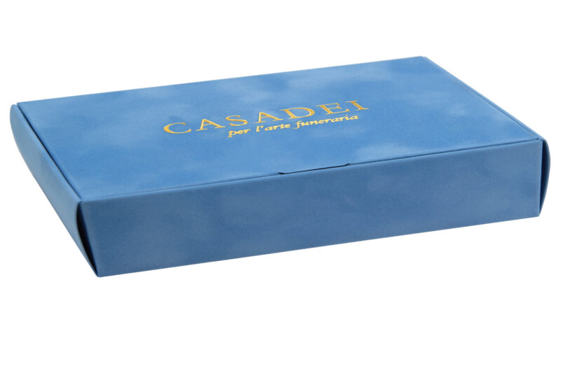 Cofanetto in simil suede azzurro con apertura orizzontale 15x10x2,5 cm.