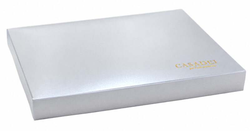 Cofanetto fine cerimonia in pregiato cartone argento 34x24x3,5 cm.