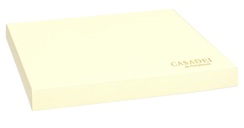 Cofanetto fine cerimonia in pregiato cartone avorio 34x24x3,5 cm.