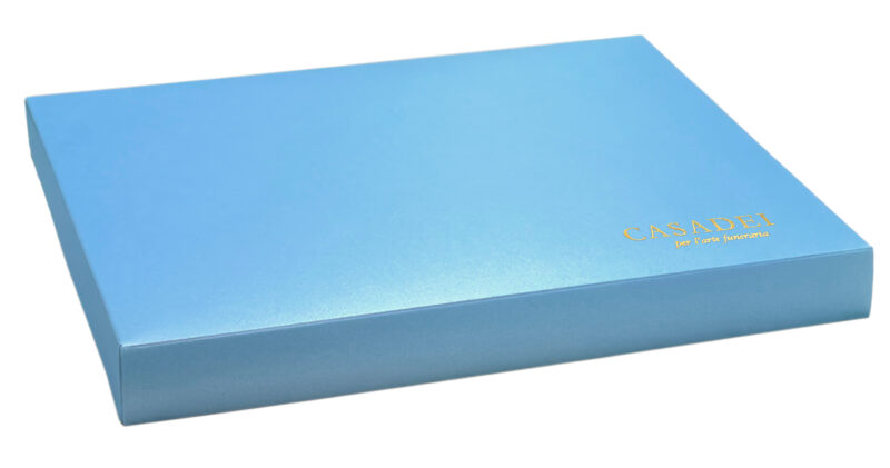 Cofanetto fine cerimonia in pregiato cartone azzurro 34x24x3,5 cm.