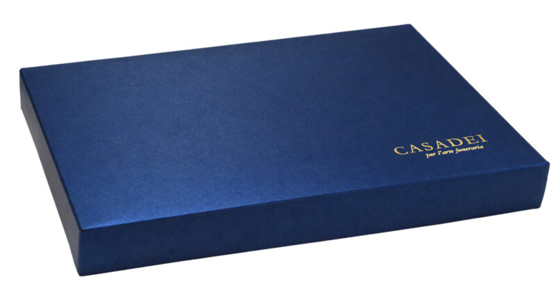 Cofanetto fine cerimonia in pregiato cartone blu 34x24x3,5 cm.