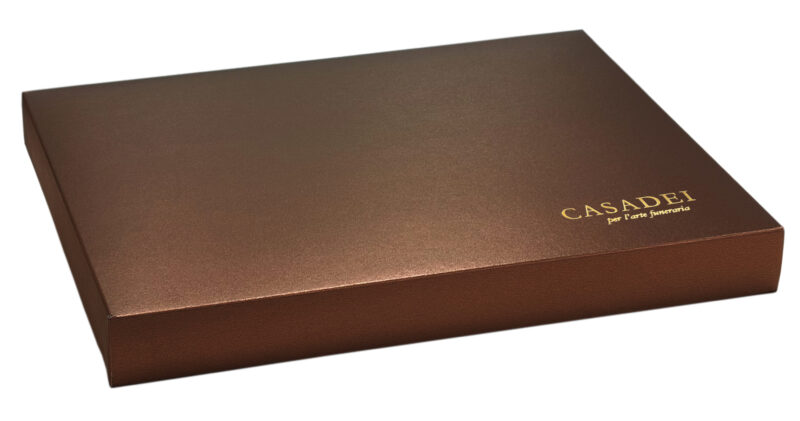 Cofanetto fine cerimonia in pregiato cartone bronzo 34x24x3,5 cm.