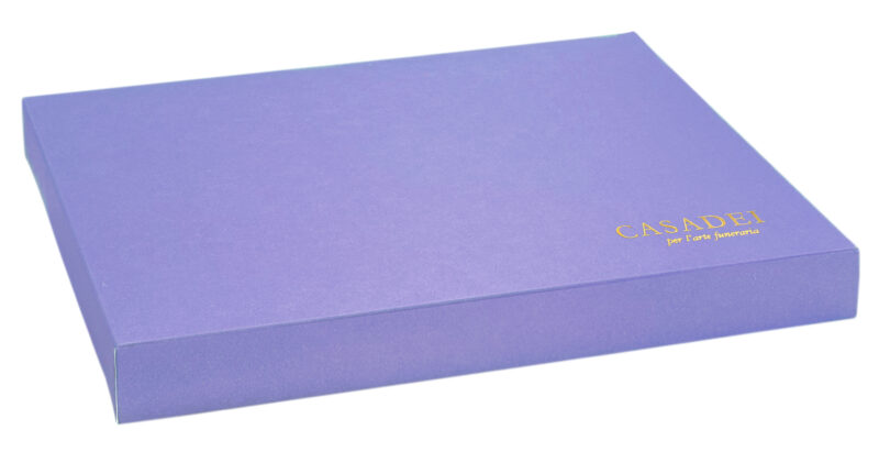 Cofanetto fine cerimonia in pregiato cartone lilla 34x24x3,5 cm.