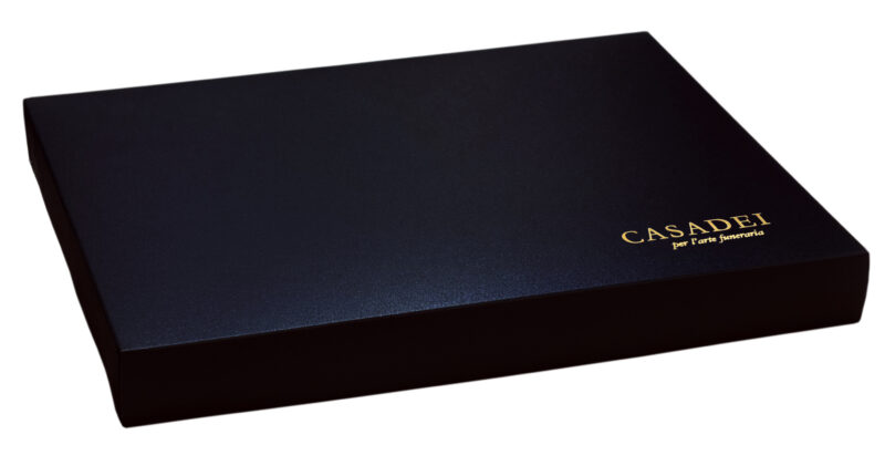 Cofanetto fine cerimonia in pregiato cartone nero 34x24x3,5 cm.