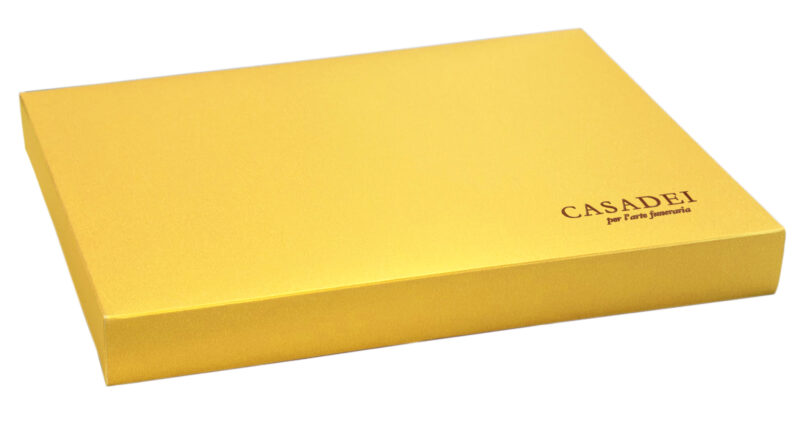 Cofanetto fine cerimonia in pregiato cartone oro 34x24x3,5 cm.