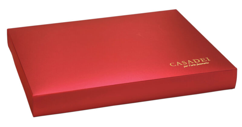 Cofanetto fine cerimonia in pregiato cartone bordeaux 34x24x3,5 cm.